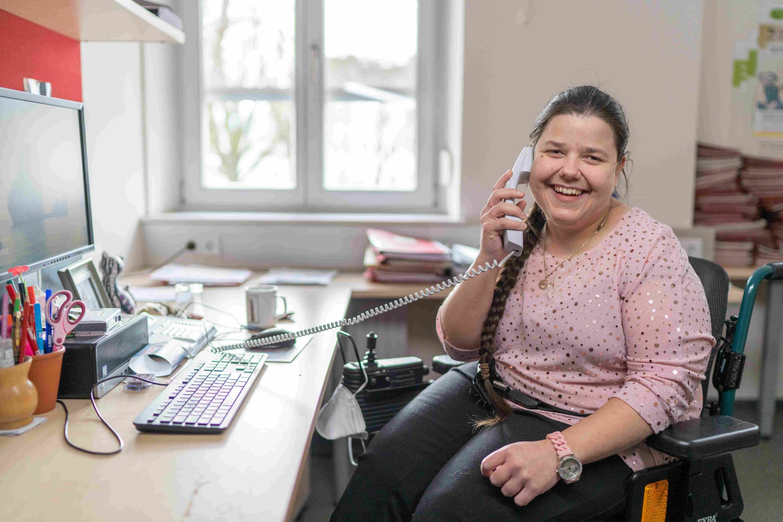 Rita Koder beim Telefonieren an ihrem Arbeitsplatz